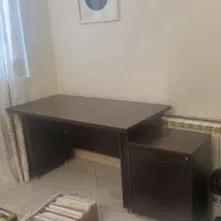 میز بزرگ به همراه میز کشودار چرخدار