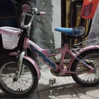 یک عدد دوچرخه دخترانه و اسکوتر