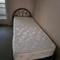 تخت فلزی به همراه تشک طبی در حد نو