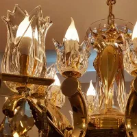 یک عدد لوستر بزرگ پذیرایی طلایی