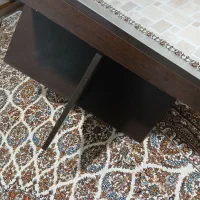 میز به همراه گل میز