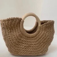 کیف دستی با کاموای کنفی و دسته چوبی