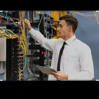 استخدام افراد آشنا به نرم افزار و سخت افزار