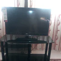 تلویزیون ۳۲اینچ ال جی با میزشیشه ای عسلی|تلویزیون و پروژکتور|تبریز, |دیوار