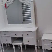 تخت و تشک و اینه و پاتختی و کمد