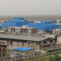 کارگر ساده باربری .کارخانه.نصب برگه های تبلیغات