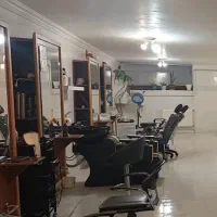 سه عدد آینه ودو عدد سرشویی آرایشگاهی