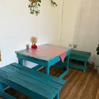 میز و نیمکت چوبی مناسب کافه