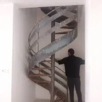 پله گرد آهنی حول محور