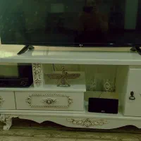 جاکفشی و میزتلویزیون و ساعت ایستاده