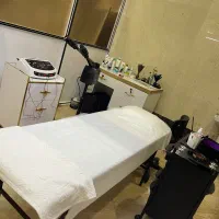 وسایل آرایشگاه دوتا میز سفیدها و یک عدد ترولی مشکی