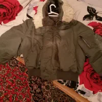 کاپشن خلبانی کلاهدار