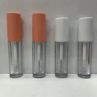 پوکه خالی ریمل و رژ لب