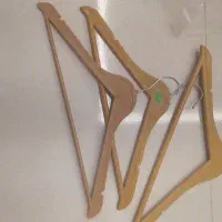 مانکن چوب کار لباسی و پارچه و لباس