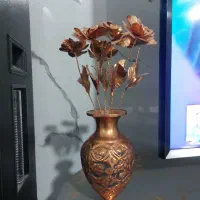 گلدان مسی با گل های مسی