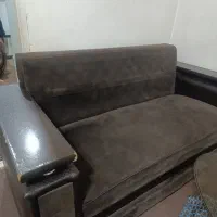 مبل قهوه ای به همراه میز