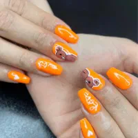 کاشت و طراحی ناخن حرفه‌ای تخفیف ویژه مراجعه اول