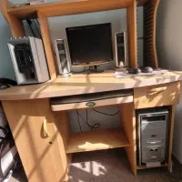 کامپیوتر کیس قدیمی با مانیتور و بلندگو