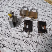 پنج عدد قفل آویز و کتابی سالم