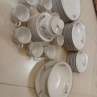 یک سرویس چینی ۸نفره کامل و کلی ظروف