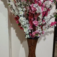 گلدان سفالی و گل بهاری