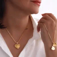 ادمین حضوری جهت عکس برداری در طلافروشی