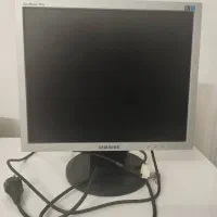 سیستم کامپیوتر همراه با میز