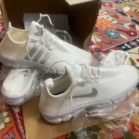 دو جفت کفش سفید اسپرت سایز ۴۱فقط ۵۰۰هزار تومن