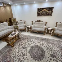 مبل کلاسیک همراه با میز ناهارخوری