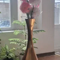 گلدان با گل مصنوعی