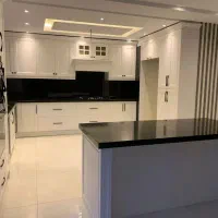 کابینت تمام رنگ سفید با ترکیب صفحه مشکی