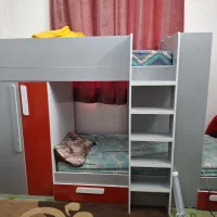 تخت دوطبقه تمیز با کشو و کمد بدون خط و خش