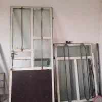 دو عدد پنجره و یک عدد درب ورودی حال