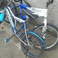 دوچرخه یکی سالم ودیگری نیازبه تعمیر