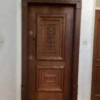 به یک نفرکارگرساده یا زیرکارچی درب