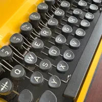 ماشین تایپ زرد tippa|کلکسیون اشیاء عتیقه|رشت, شهرک صنعتی|دیوار