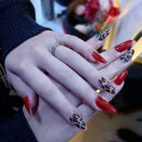 کاشت ناخن فقط ۲۵۰