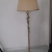 آباژور ایستاده