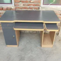 میز کامپیوتر کاملا سالم