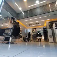 استخدام آرایشگر حرفه ای با مشتری