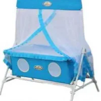 تخت کنار مادر با ساک مسافرتی