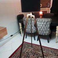 آباژور ایستاده