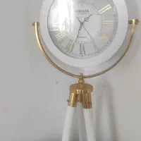 ساعت سه پایه سفید