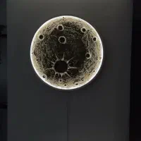 تابلو و اینه و ساعت ماه نورپردازی شده