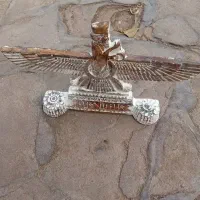 آدمک  درست کردم  و  سنگی است