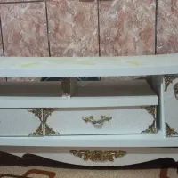 زیر تلویزیونی و مجسمه یوسف و زلیخا