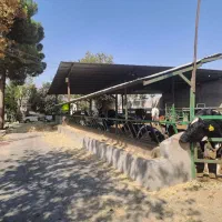 کارگر شیردوشی  و کارگر کشاورزی مسلط به تراکتور