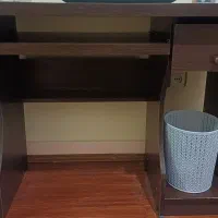 میز تحریر و کامپیوتر