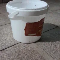 تعدادی سطل بزرگ وکوچک