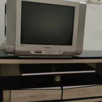 یک عدد اجاق گاز و تلوزیون و میزش ب فروش میرسد